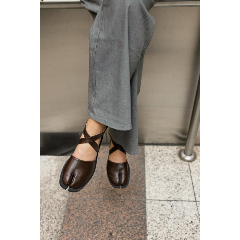 YUKI TABI BROWN LEATHER RUBBER FLATS DEBOUR